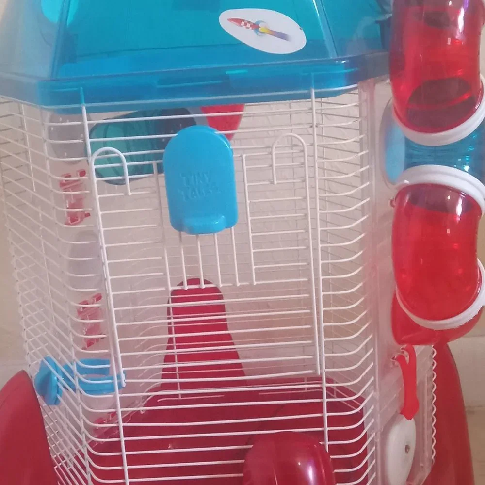A hamster cage ( FOR SMALL HAMSTERS ONLY AND ONLY DELIVERING IN MIAMI FLORIDA)